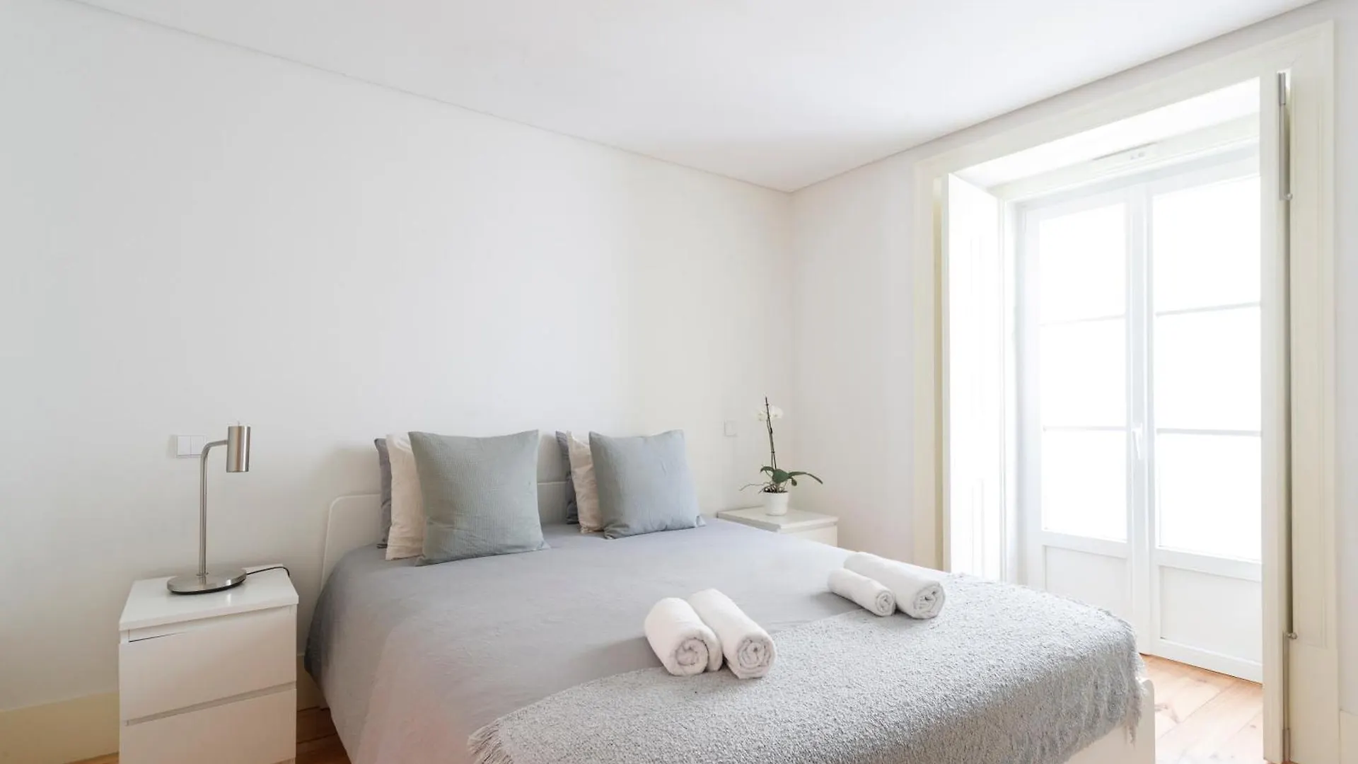 Central Bedroom In Shared House In Chiado - Historic Center Of Lisbon Portugal