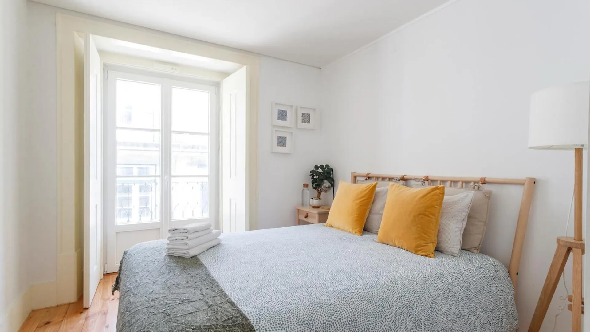 Homestay Central Bedroom In Shared House In Chiado - Historic Center Of Lisbon Portugal