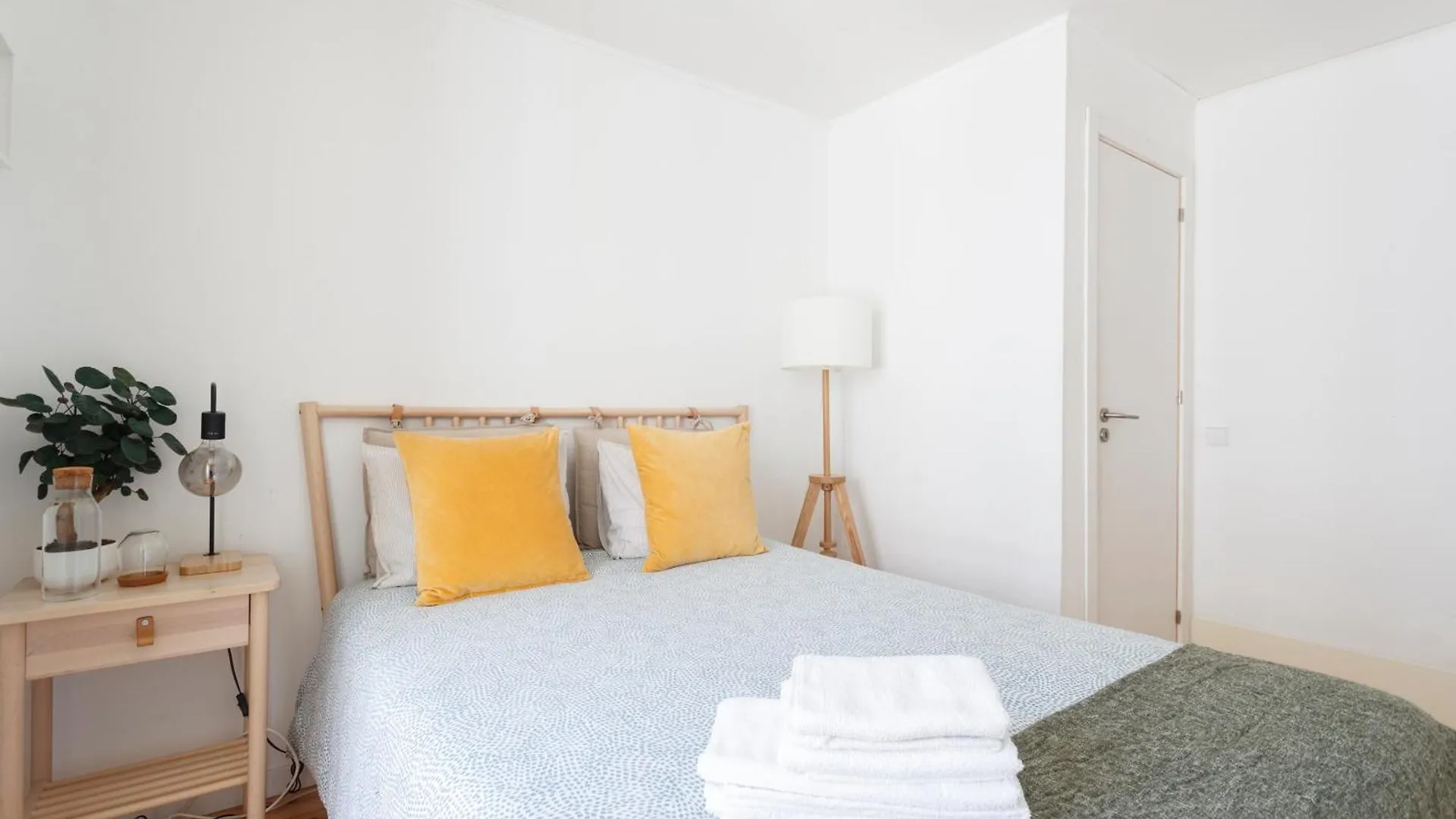 Homestay Central Bedroom In Shared House In Chiado - Historic Center Of Lisbon Portugal