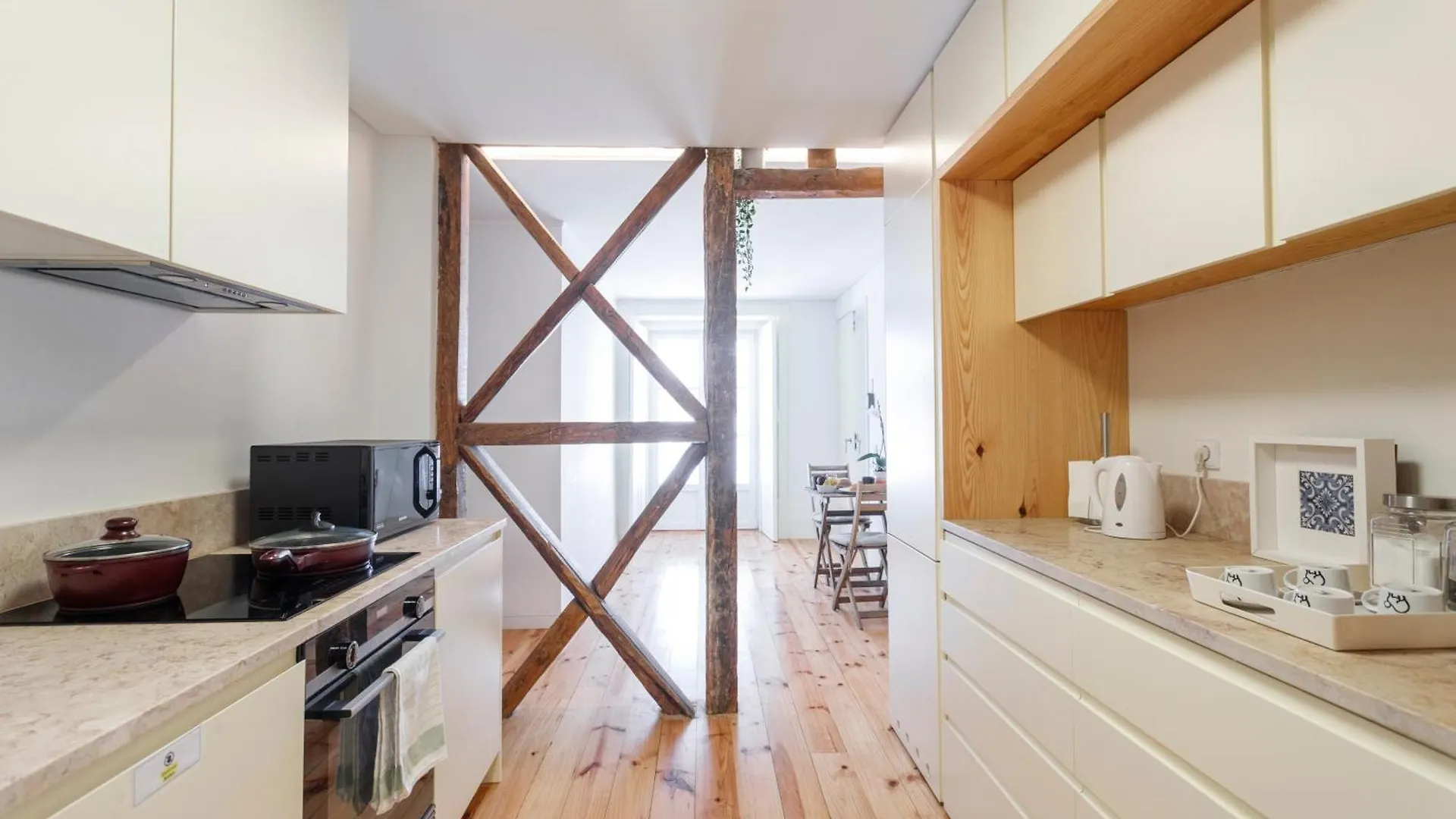 Central Bedroom In Shared House In Chiado - Historic Center Of Lisbon