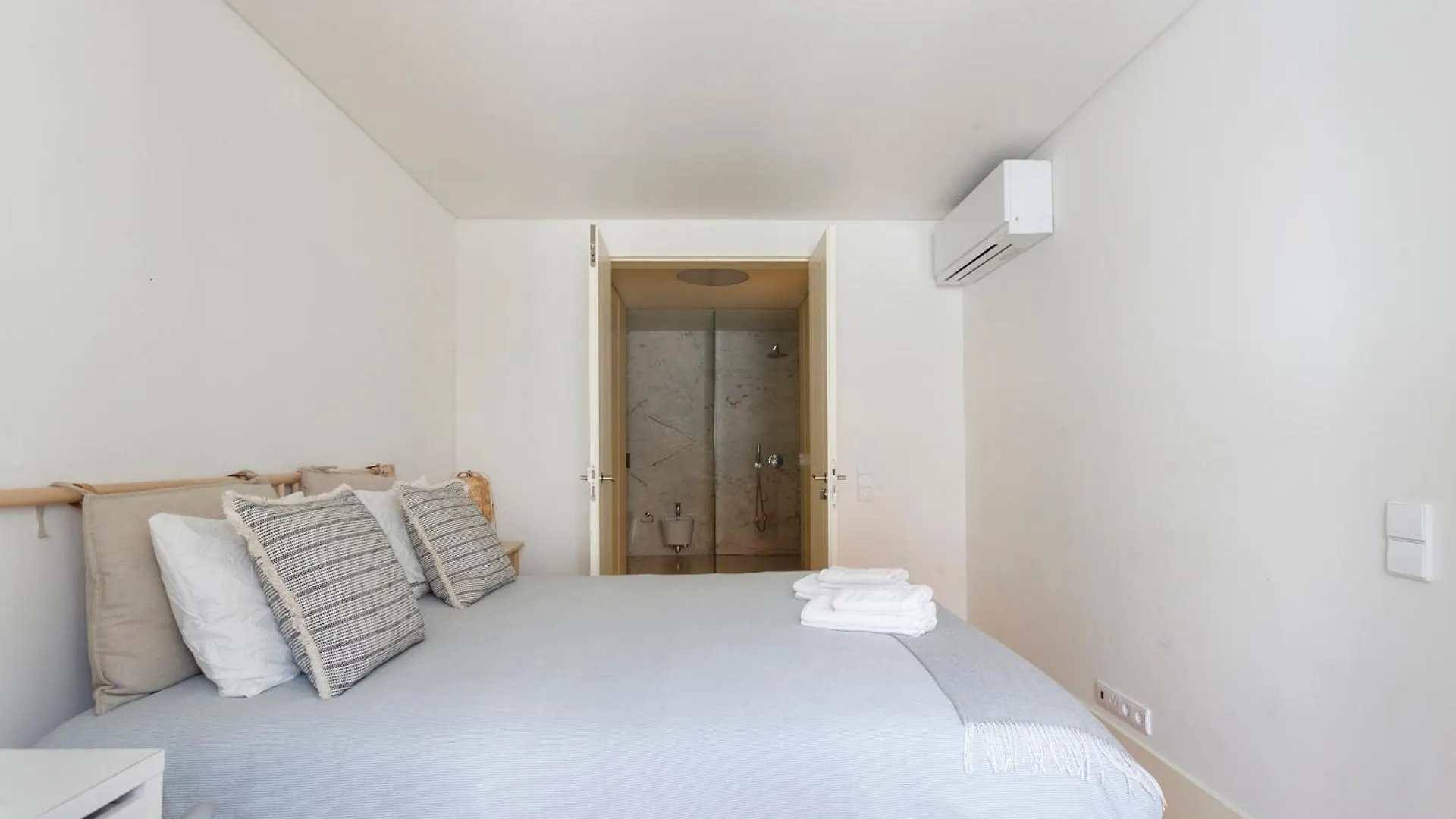 Central Bedroom In Shared House In Chiado - Historic Center Of Lisbon