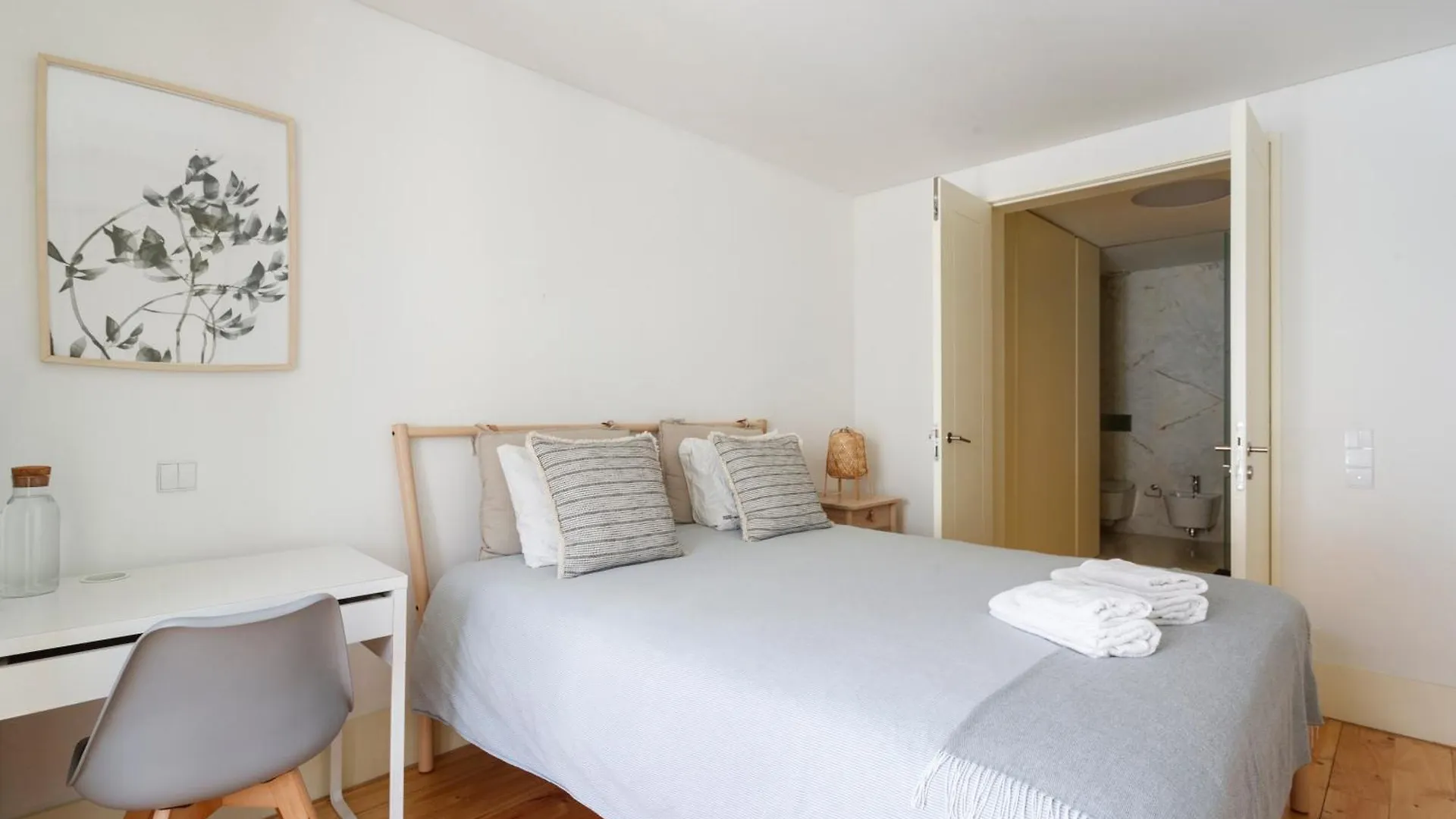 Homestay Central Bedroom In Shared House In Chiado - Historic Center Of Lisbon