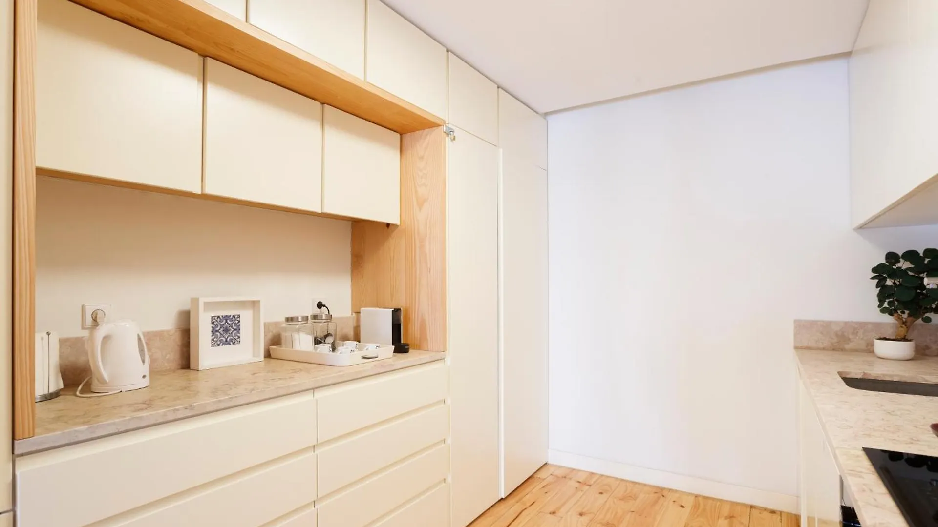 Central Bedroom In Shared House In Chiado - Historic Center Of Lisbon